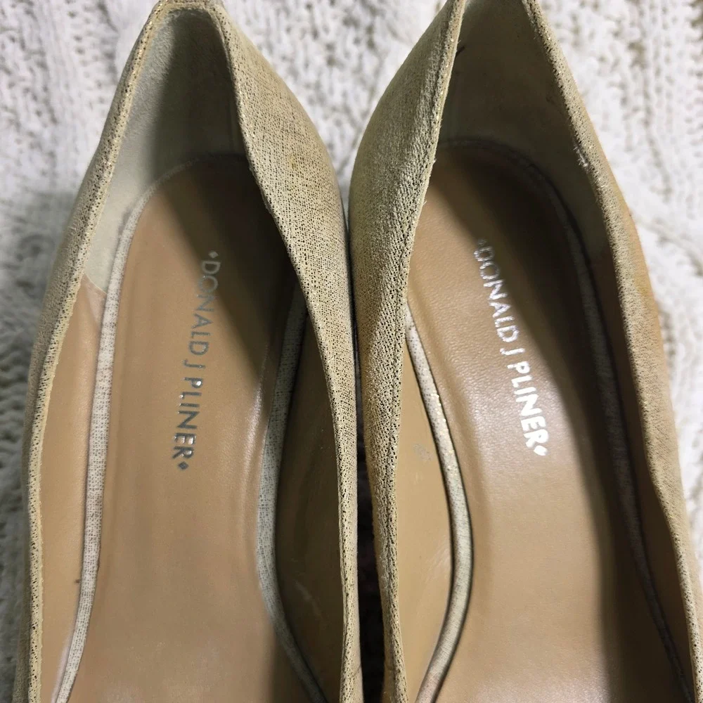 Donald‎ J Pliner Wedge Pumps Gold Metallic 3D Flower Floral Accent Womens 10M
